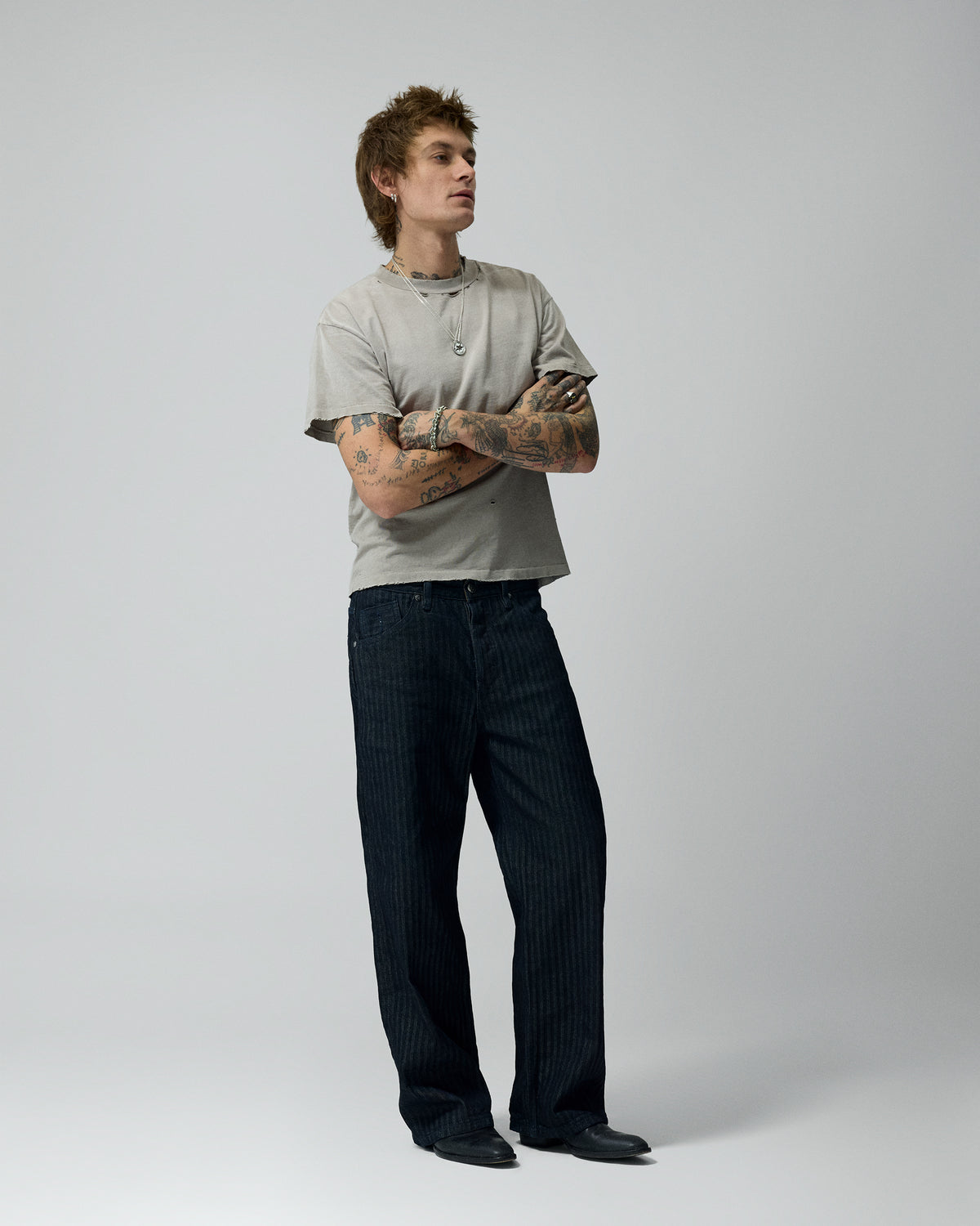 Straight Herringbone Denim Pants – llevado por modelo
