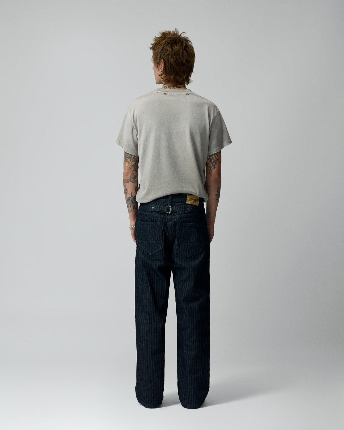 Straight Herringbone Denim Pants – llevado por modelo