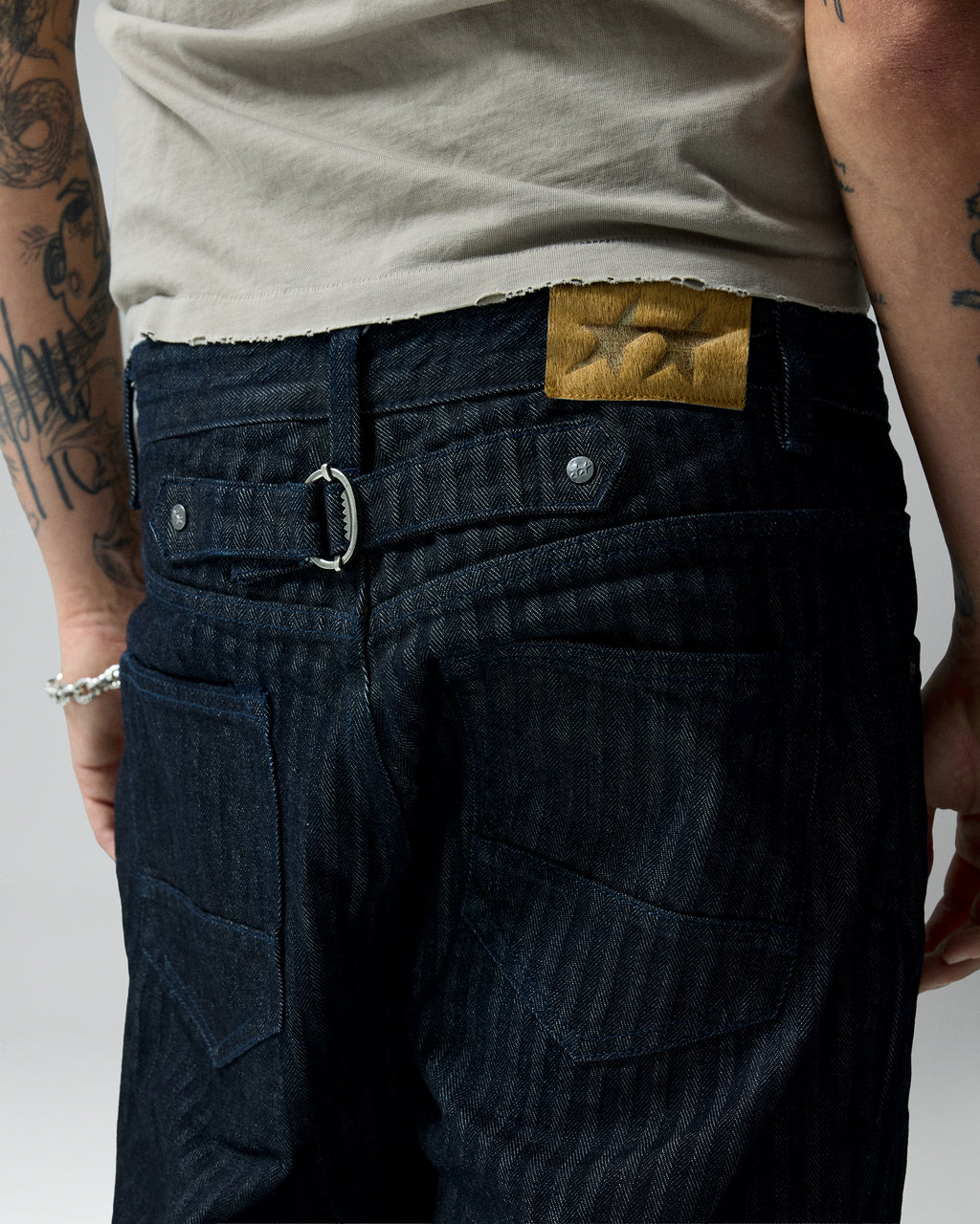 Straight Herringbone Denim Pants – llevado por modelo