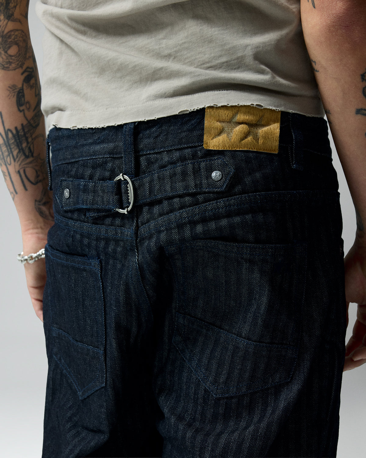 Straight Herringbone Denim Pants – llevado por modelo