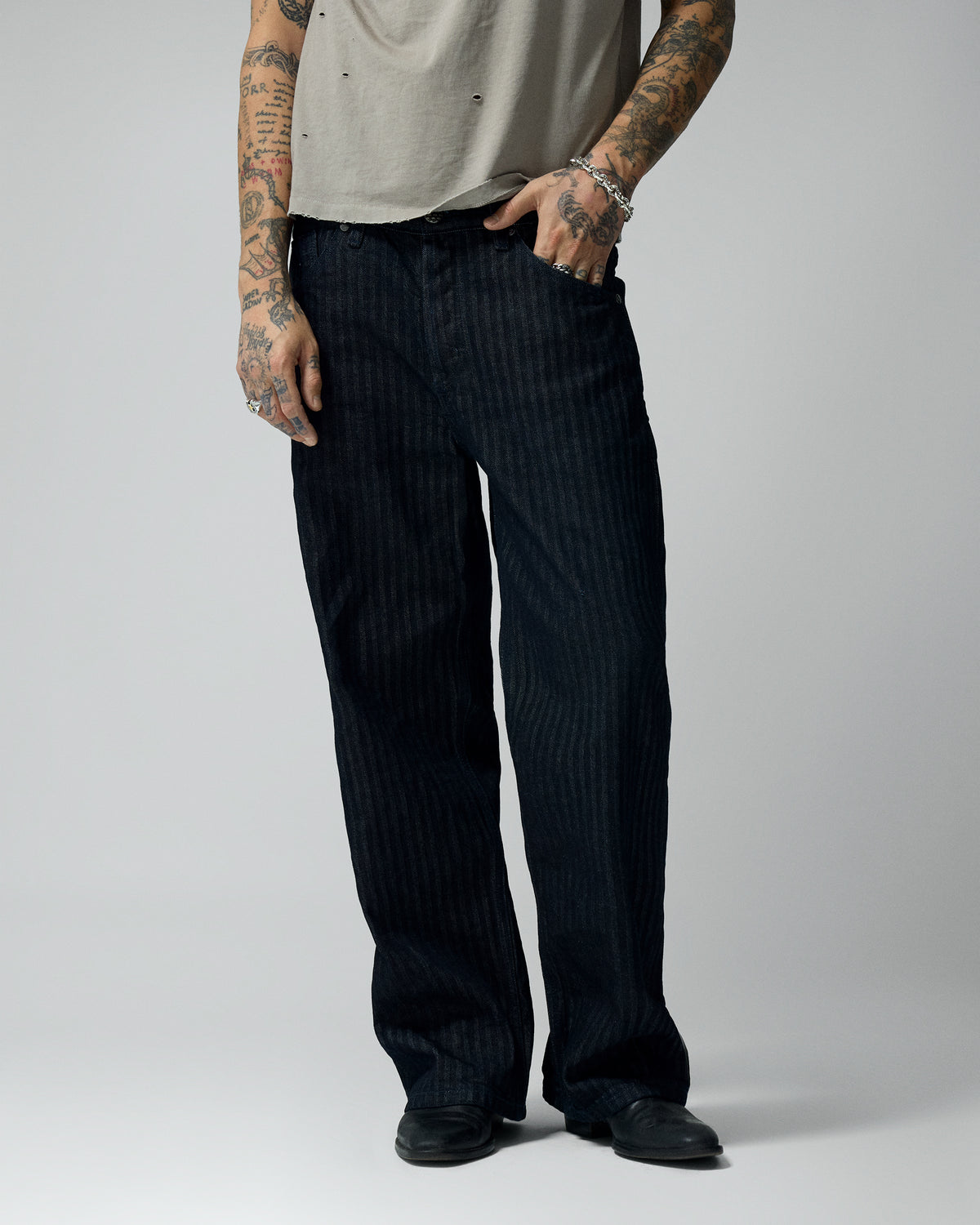 Straight Herringbone Denim Pants – llevado por modelo