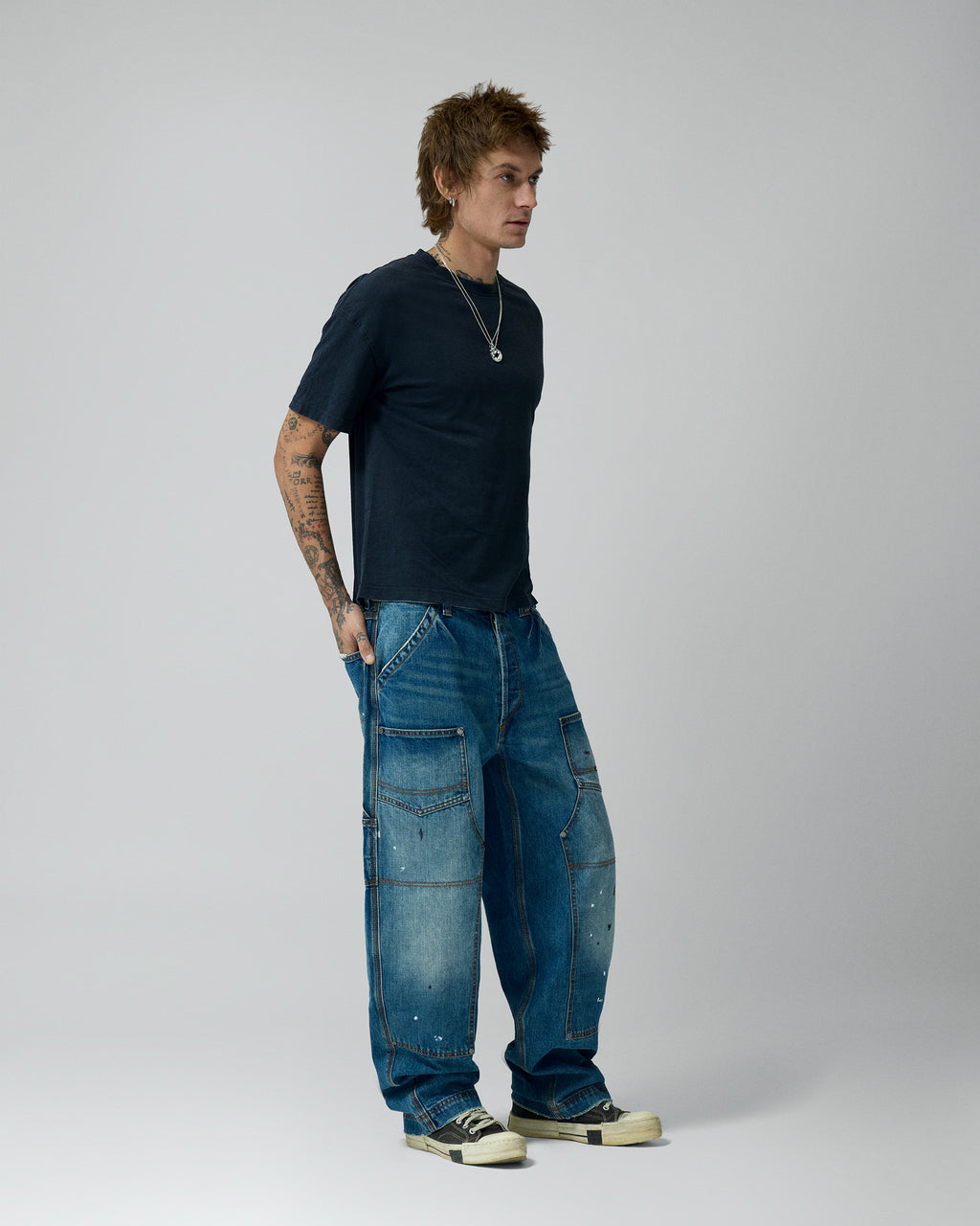 Carpenter Light Wash Denim Pants – llevado por modelo