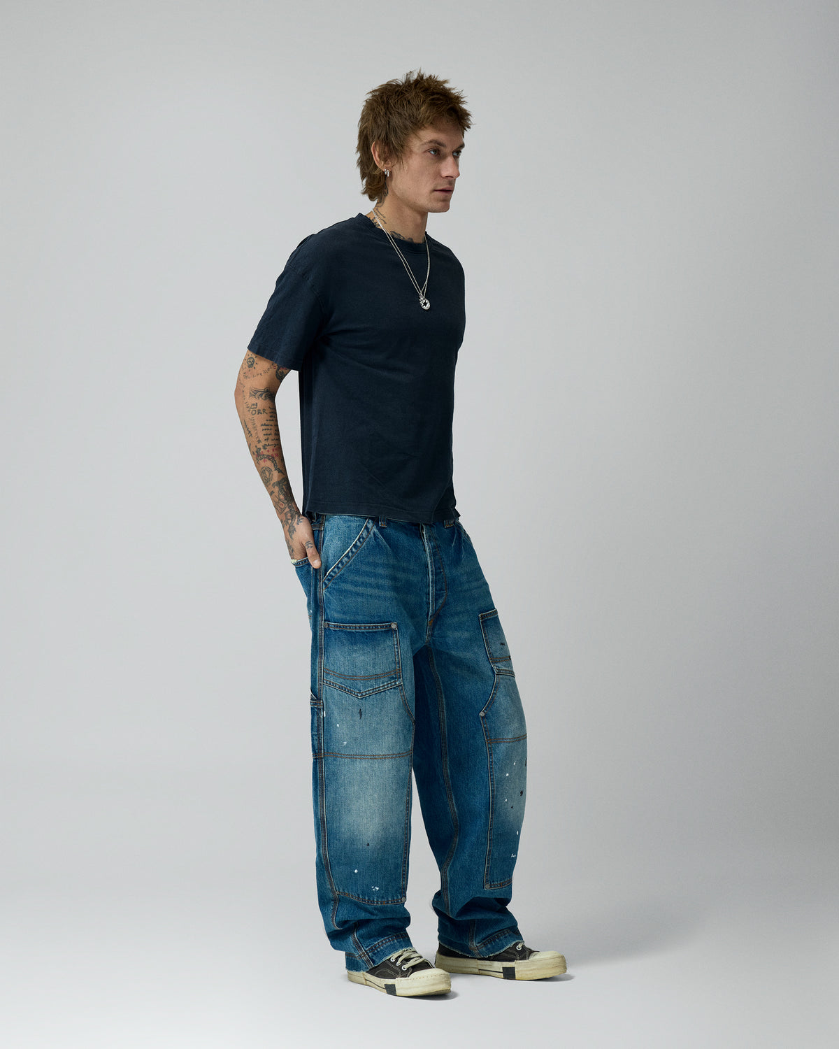 Carpenter Light Wash Denim Pants – llevado por modelo