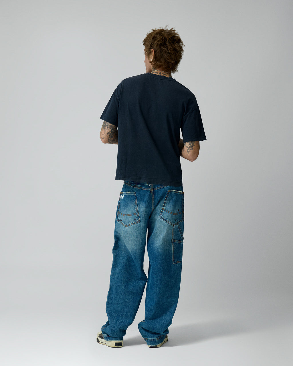 Carpenter Light Wash Denim Pants – llevado por modelo