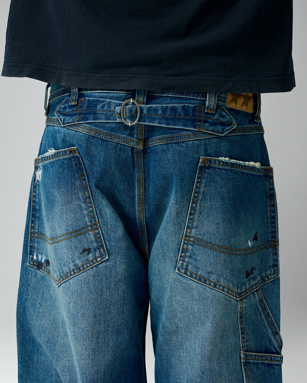 Carpenter Light Wash Denim Pants – llevado por modelo