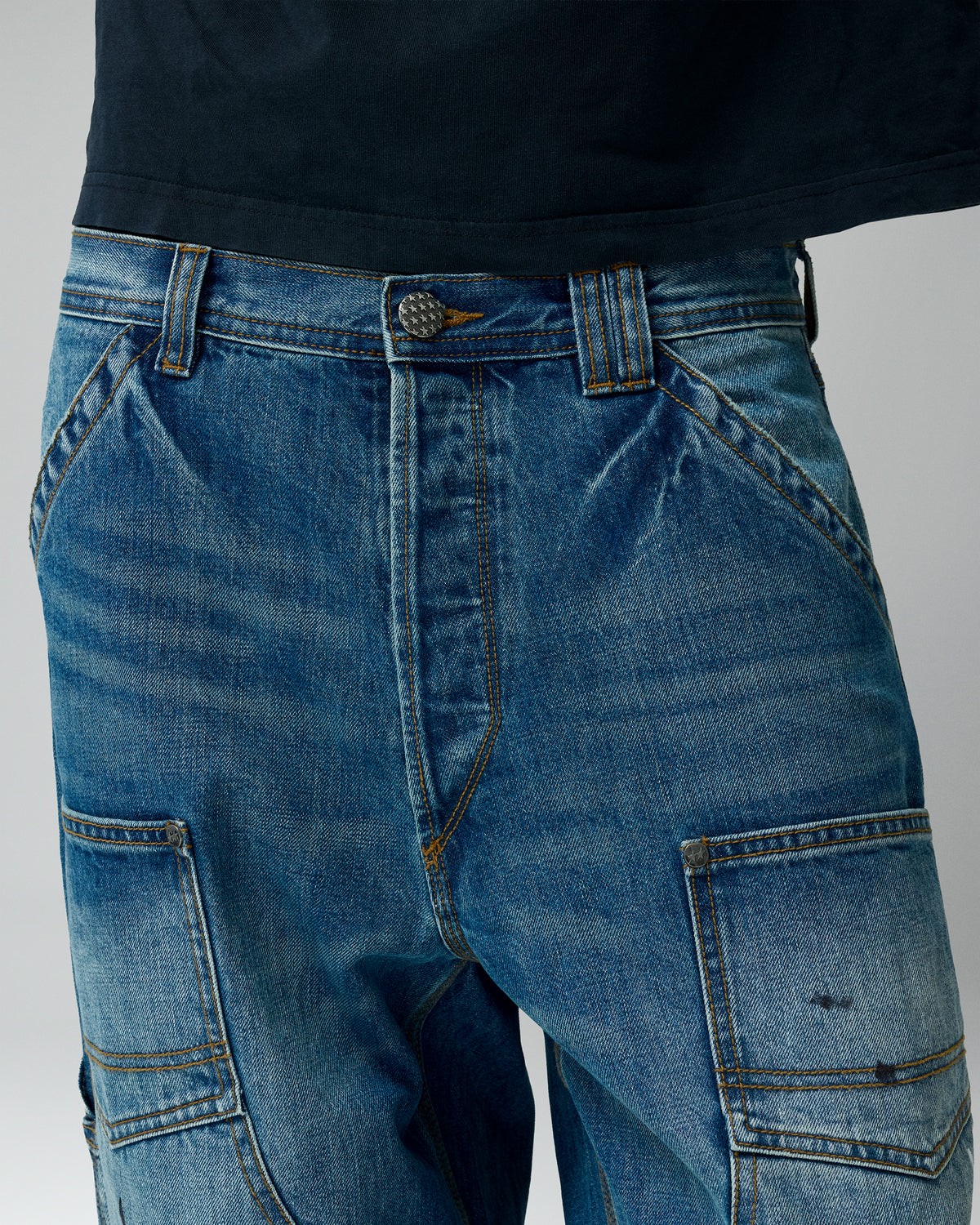 Carpenter Light Wash Denim Pants – llevado por modelo