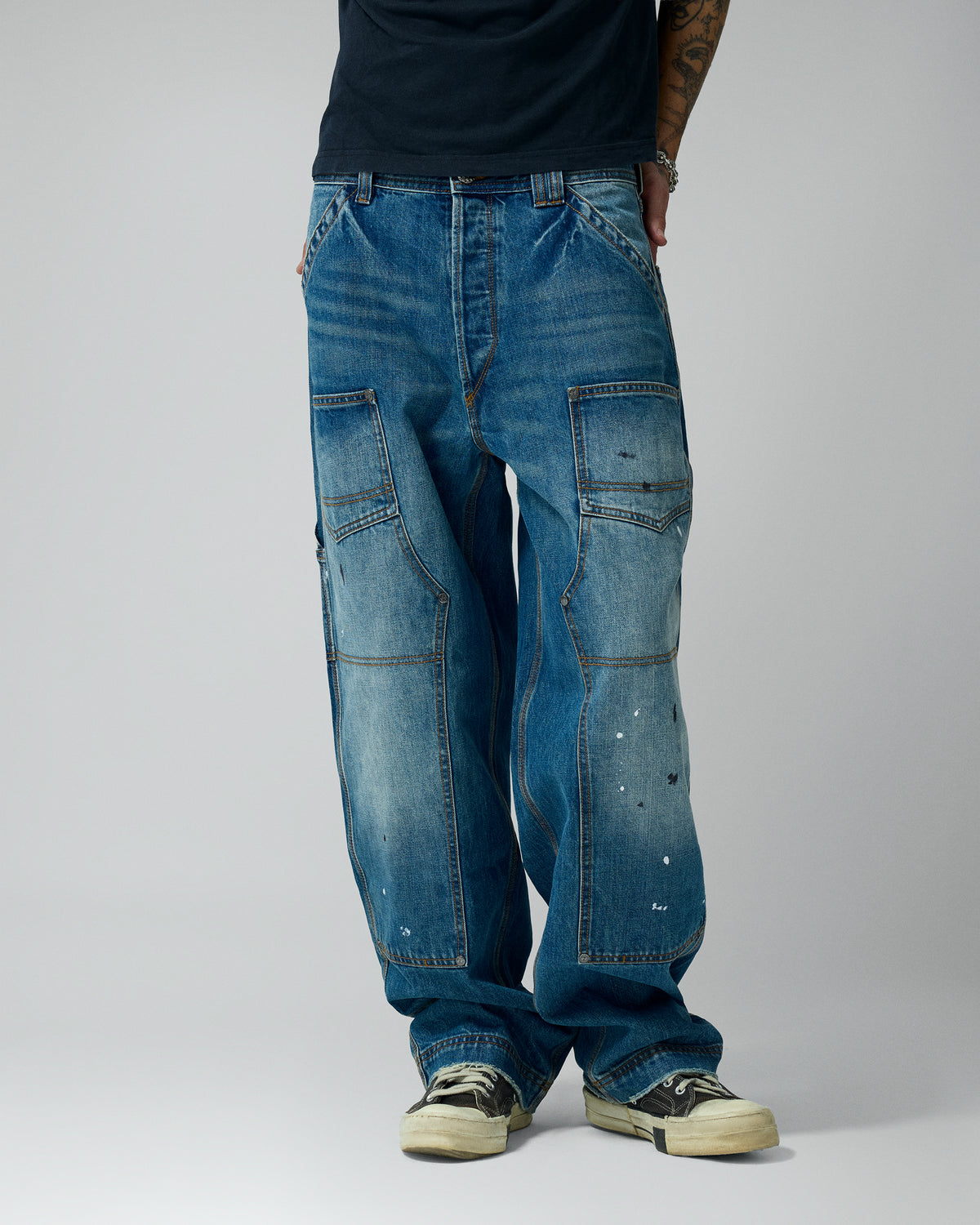 Carpenter Light Wash Denim Pants – llevado por modelo