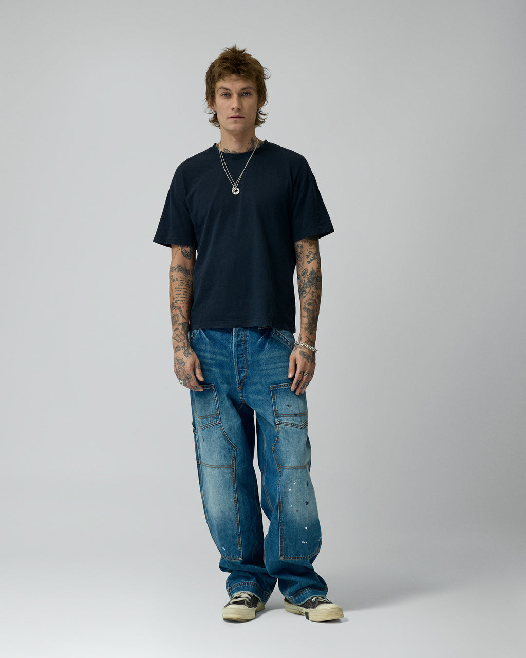 Carpenter Light Wash Denim Pants – llevado por modelo