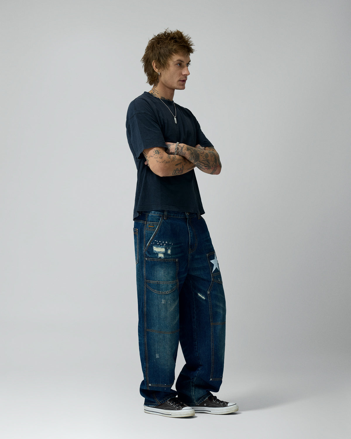 Carpenter Printed Logo Denim Pants – llevado por modelo