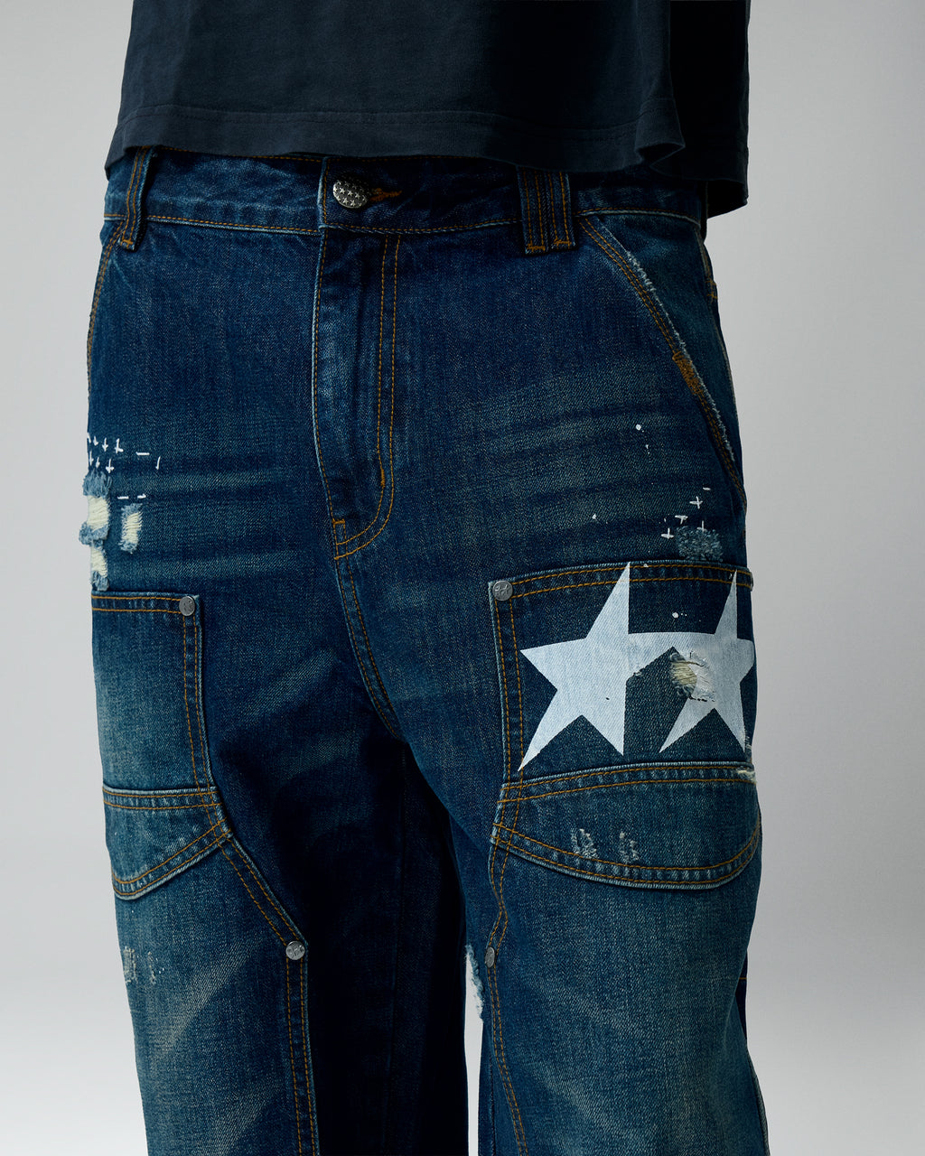 Carpenter Printed Logo Denim Pants – llevado por modelo