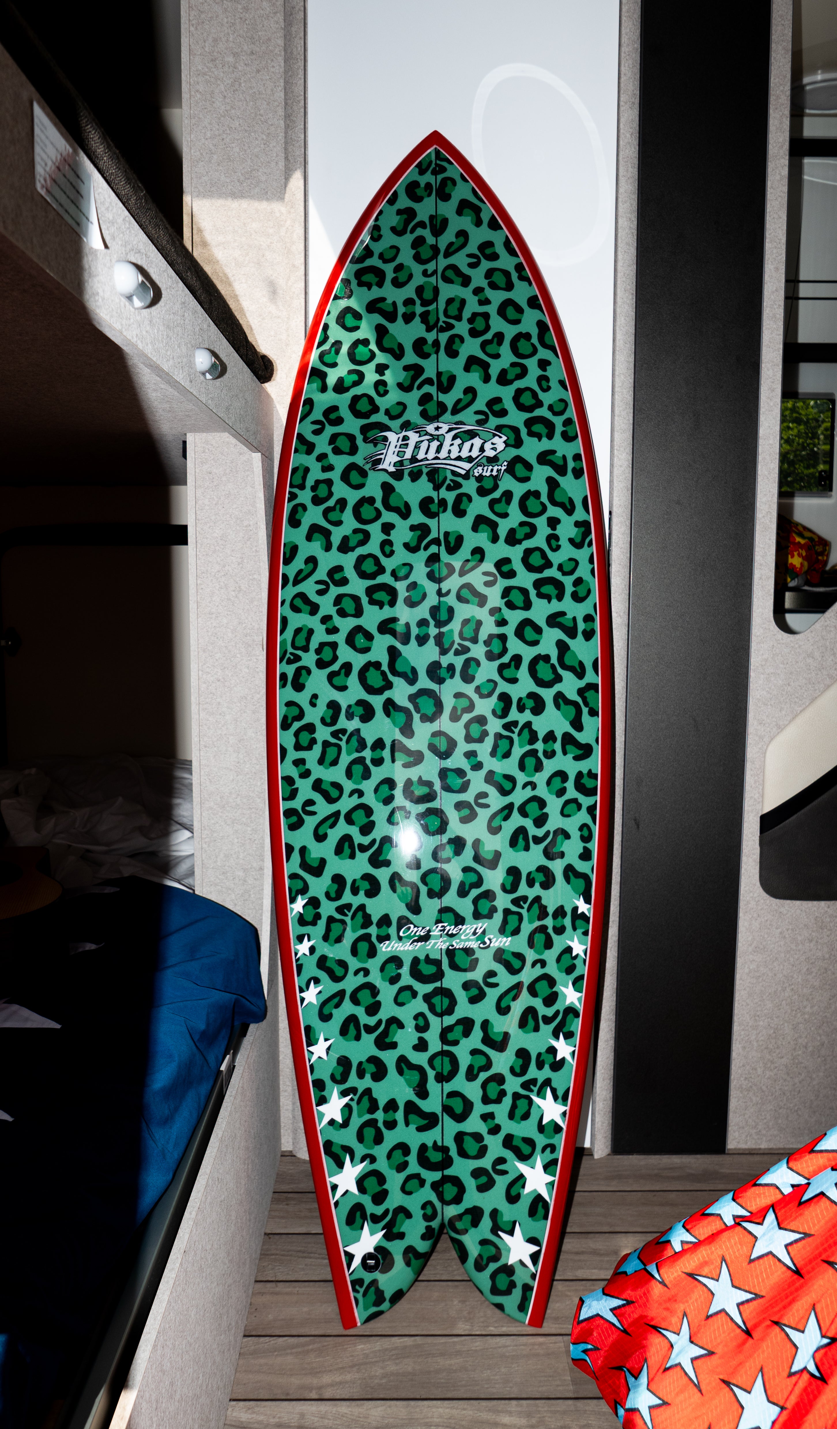 PUKAS X TWOJEYS SURFBOARD – Twojeys