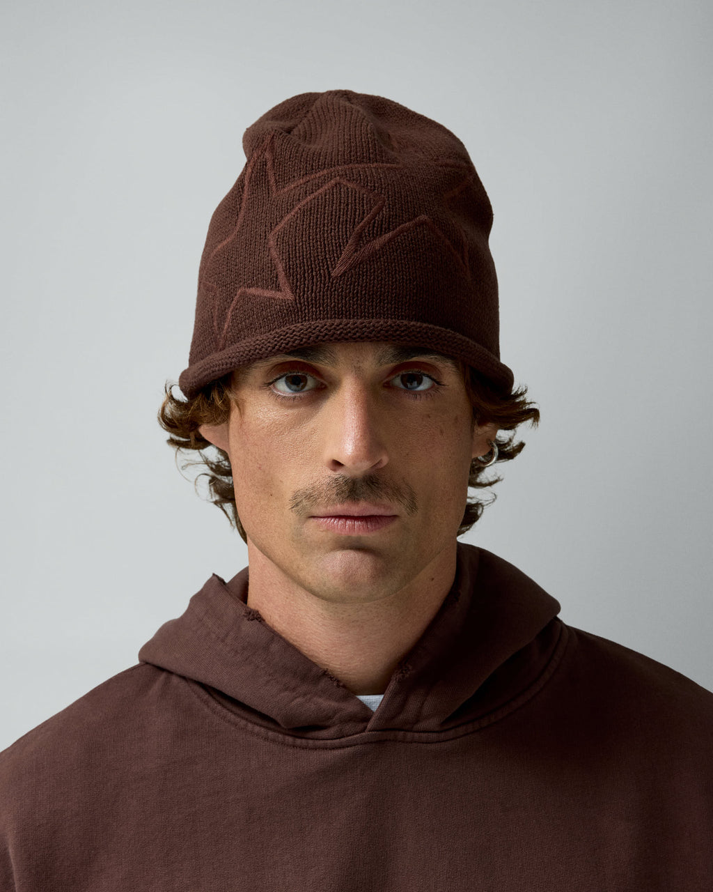 Open-end Icon Brown Beanie – llevado por modelo