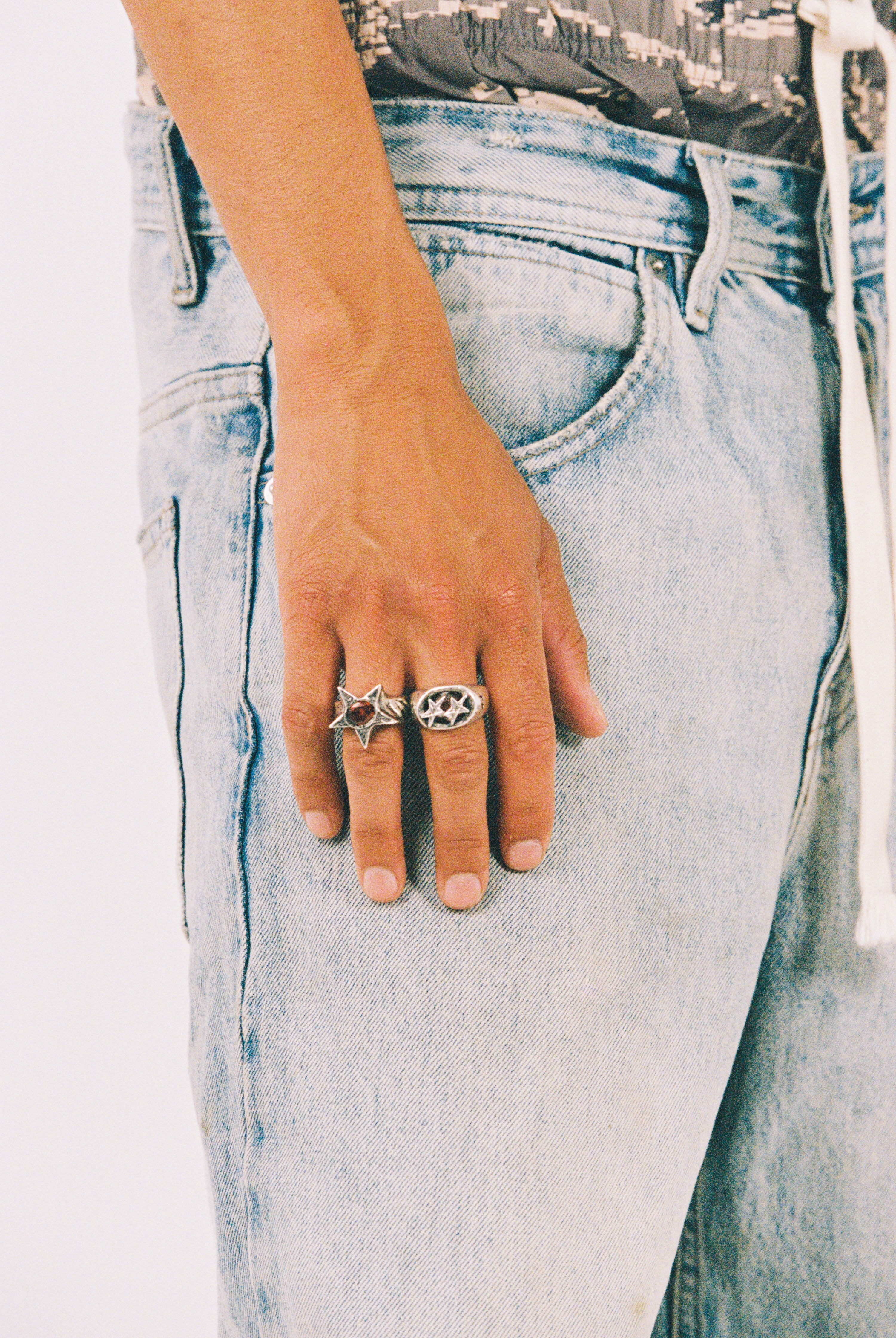 White Stone Superstar Signet