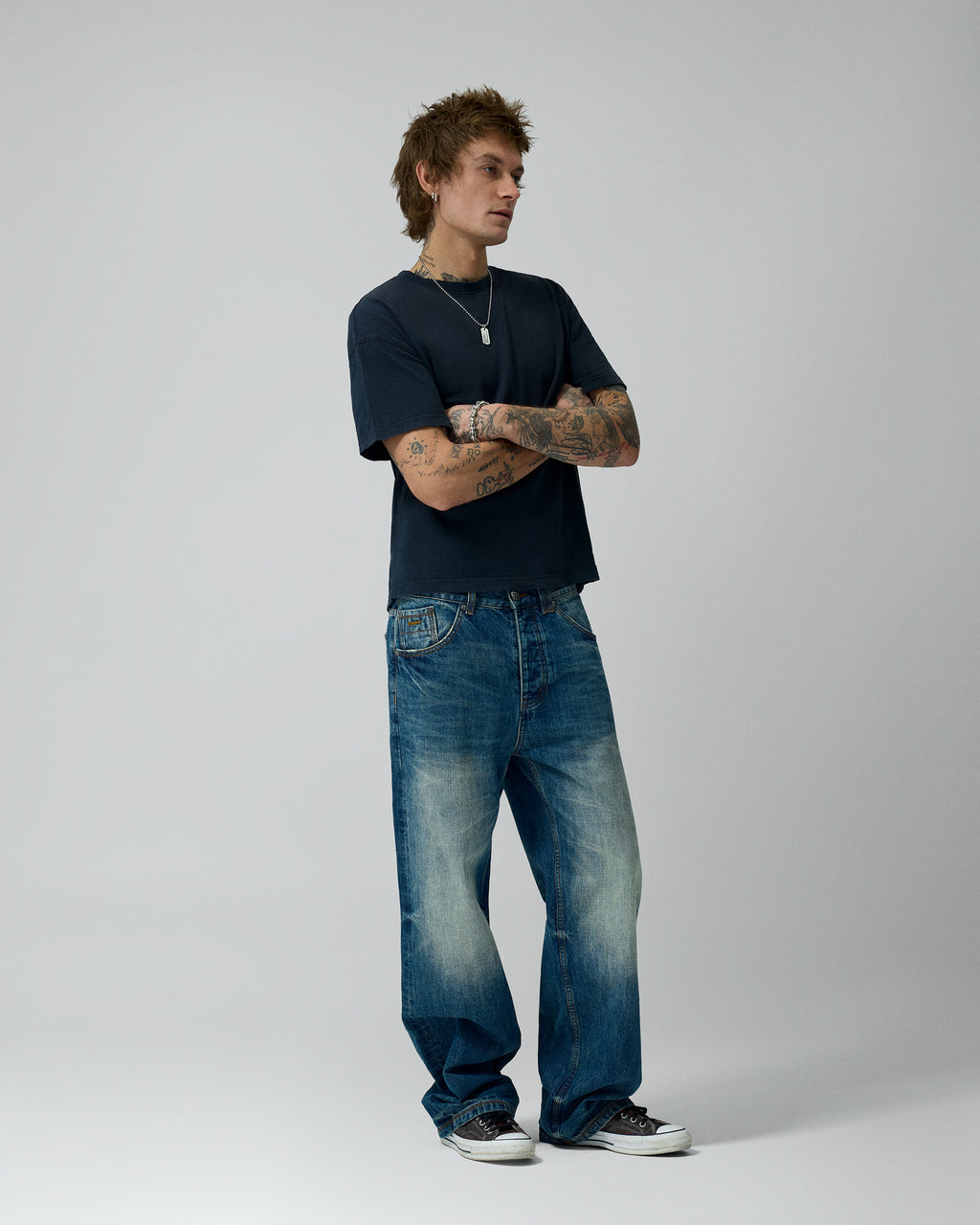 Straight Medium Wash Denim Pants – llevado por modelo