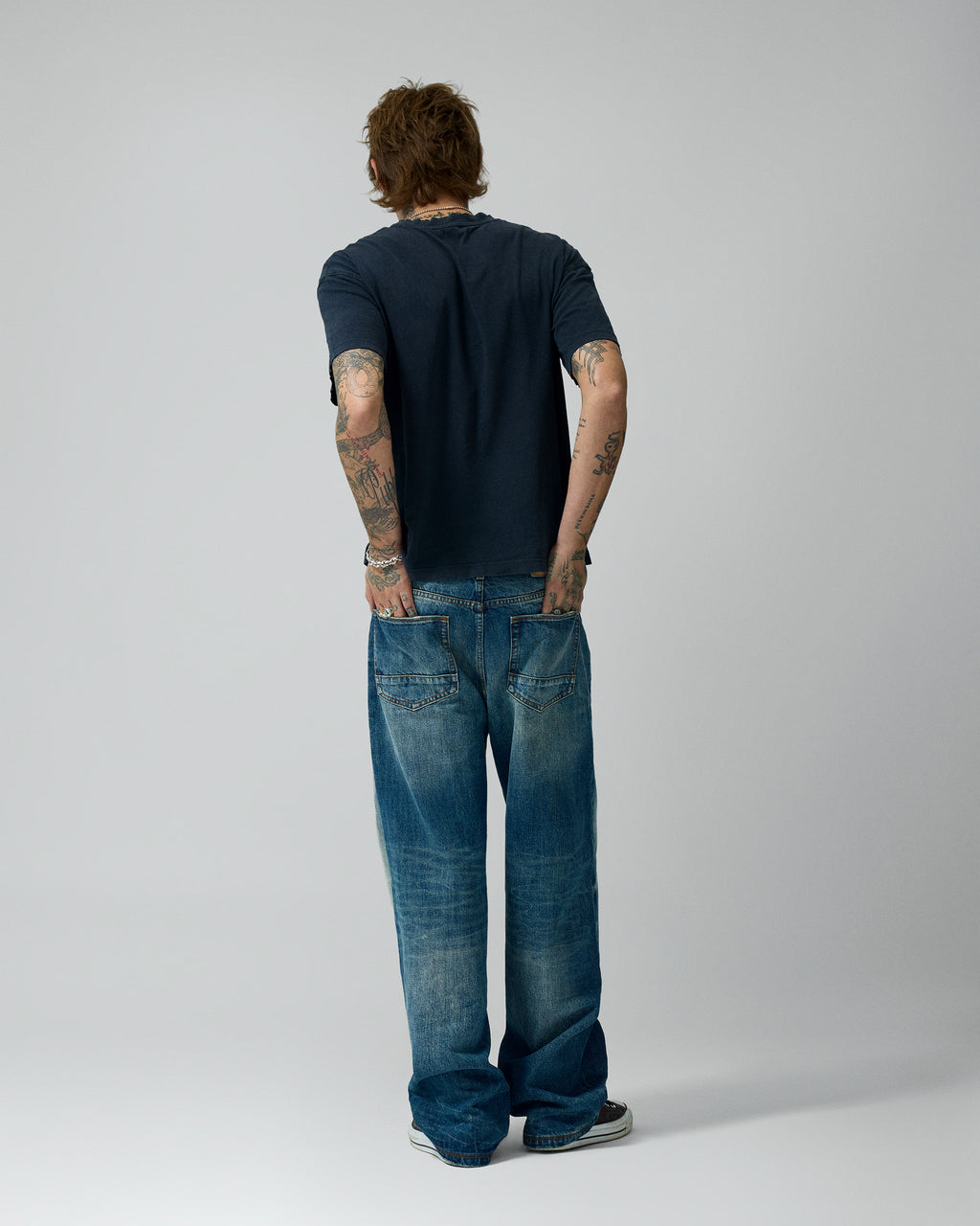 Straight Medium Wash Denim Pants – llevado por modelo