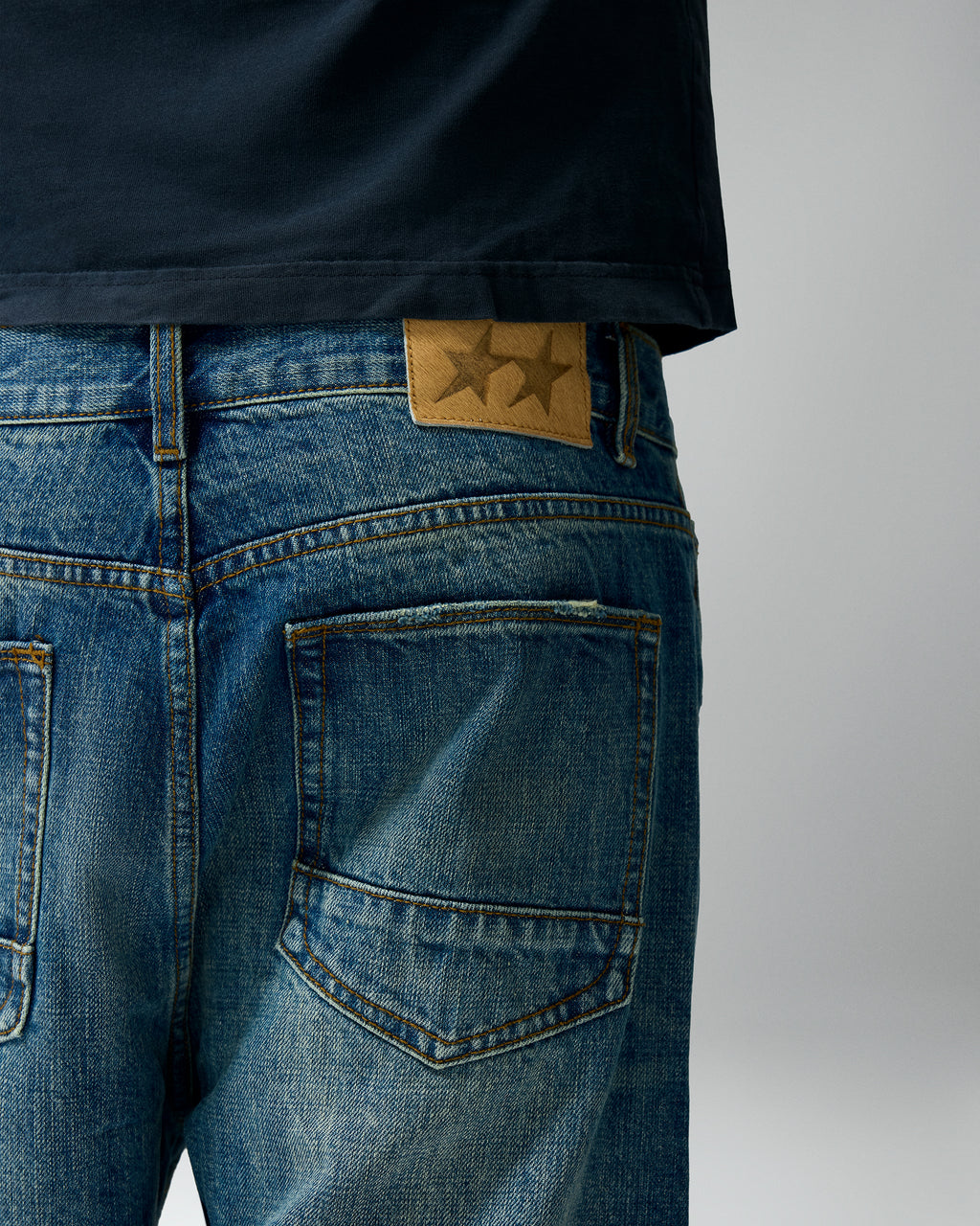 Straight Medium Wash Denim Pants – llevado por modelo