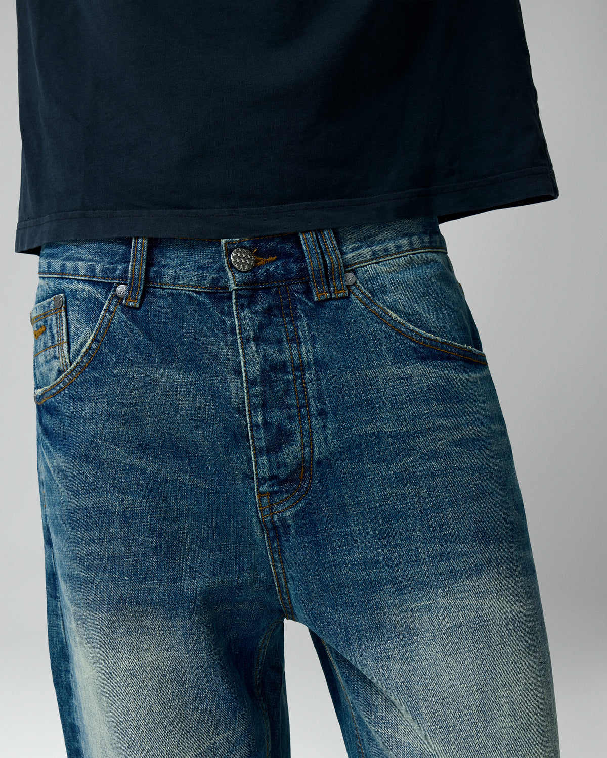 Straight Medium Wash Denim Pants – llevado por modelo