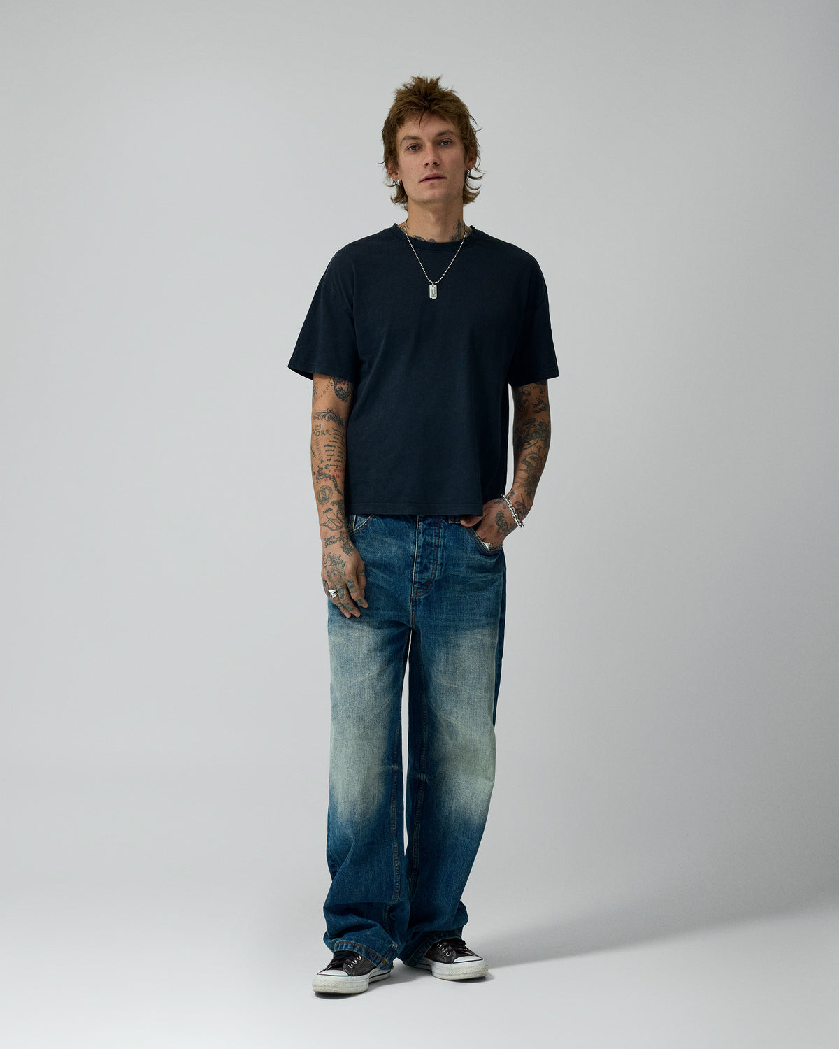 Straight Medium Wash Denim Pants – llevado por modelo