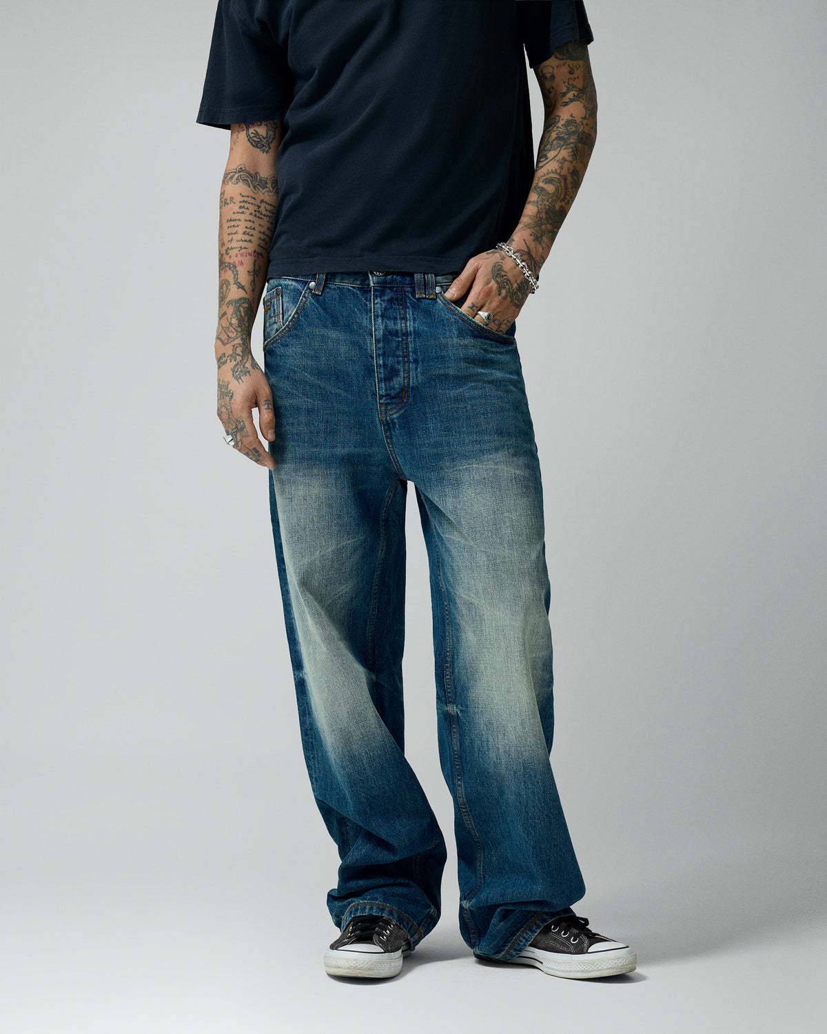 Straight Medium Wash Denim Pants – llevado por modelo