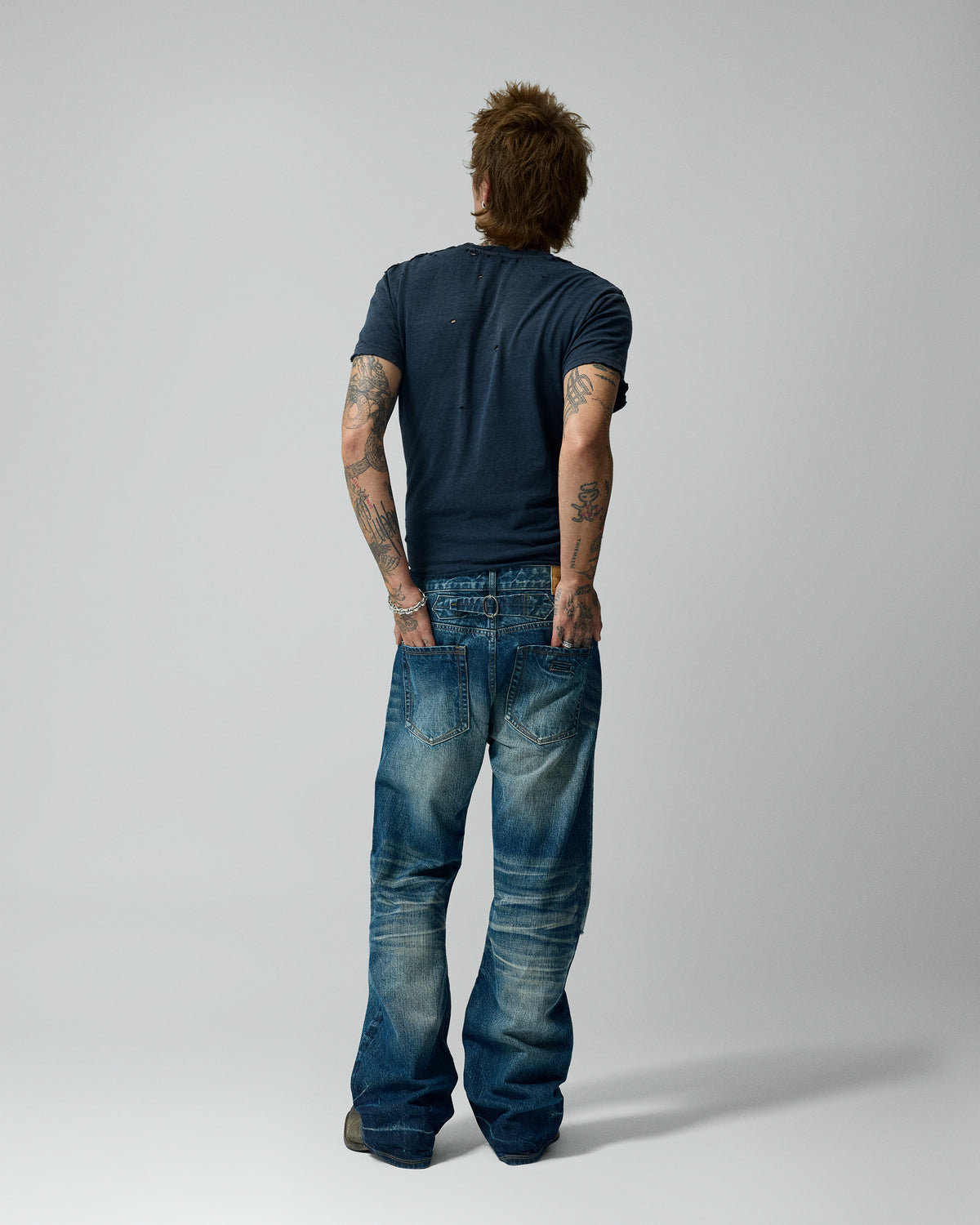 Bootcut Medium Wash Denim Pants – llevado por modelo