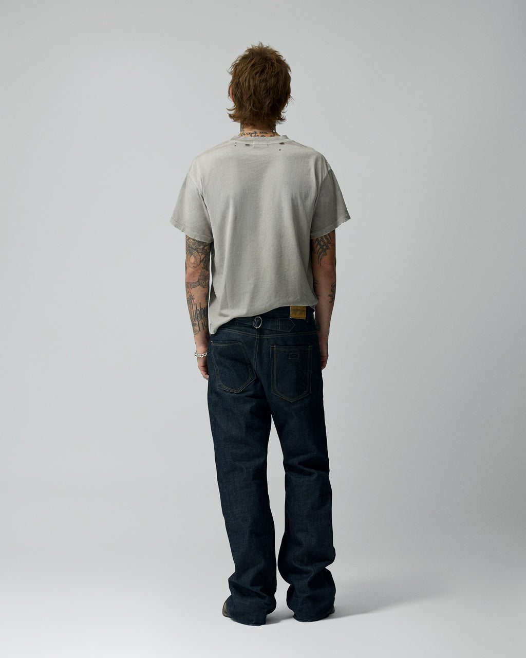 Bootcut Raw Denim Pants – llevado por modelo