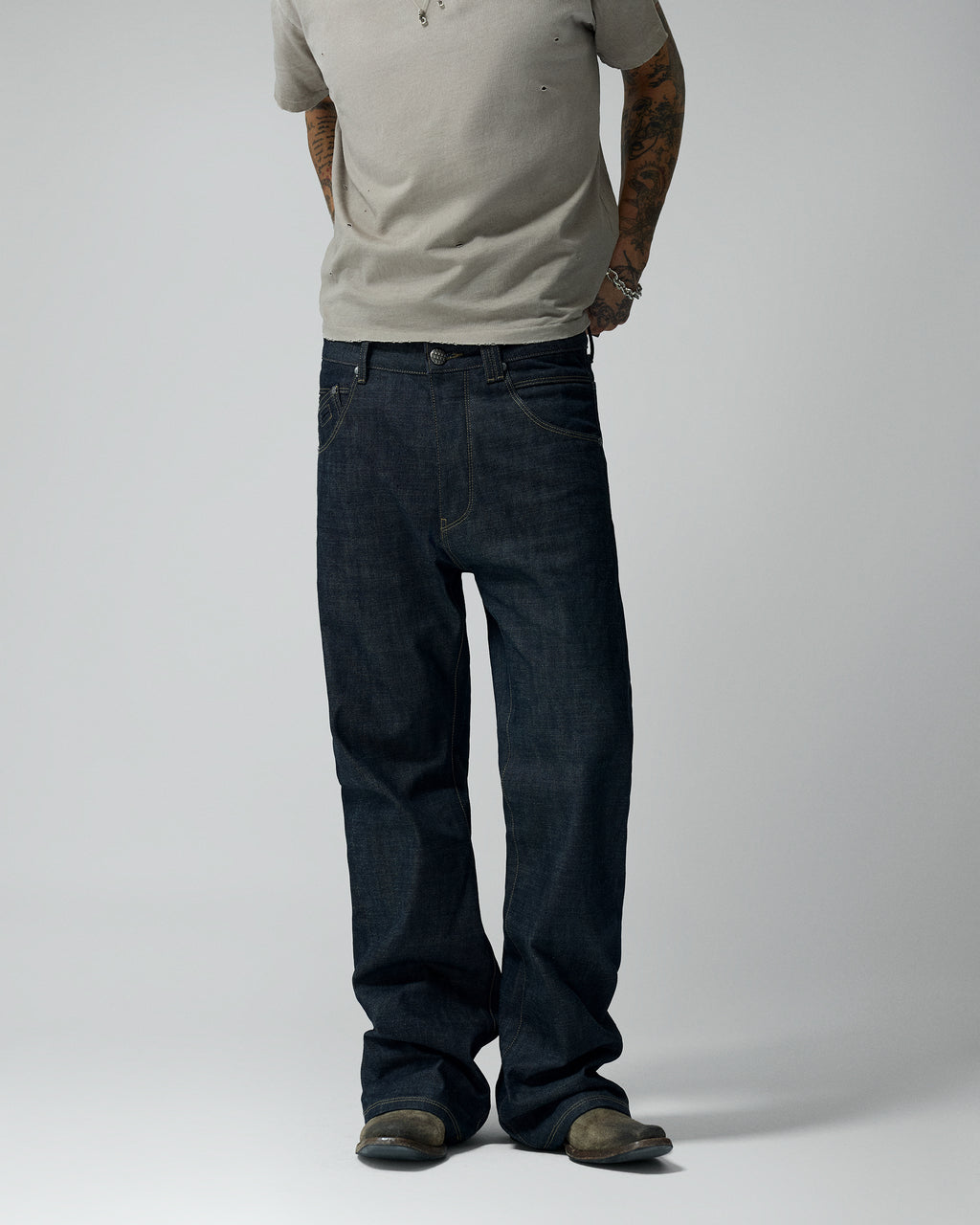 Bootcut Raw Denim Pants – llevado por modelo