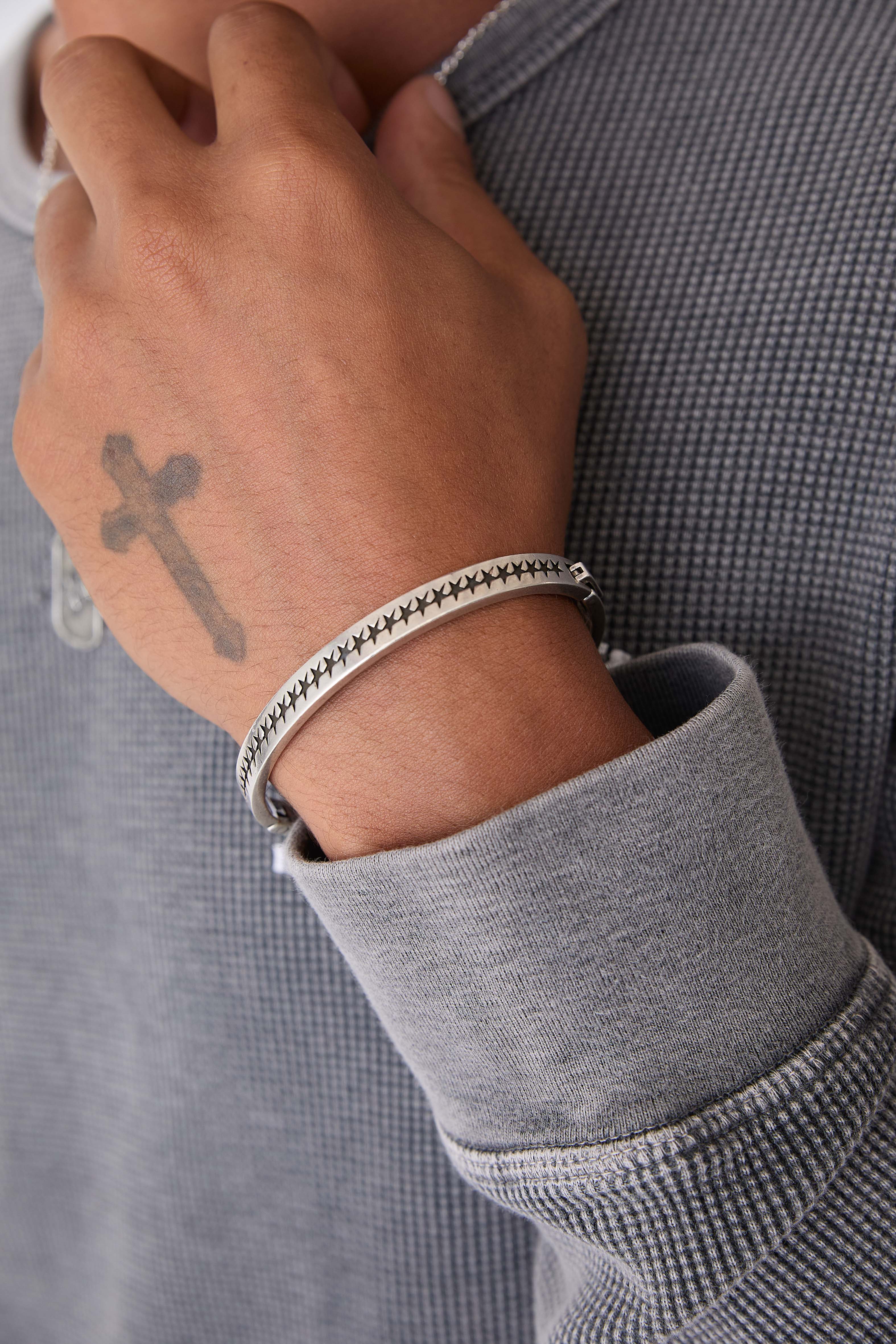Icon Stars Closed Bangle – Twojeys